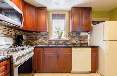 Ardmore House | Cozy, Driveway, & Convenient Trains