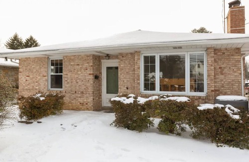 Ardmore House | Cozy, Driveway, & Convenient Trains