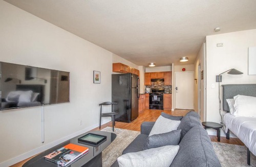 Downtown West Apartment | Cozy DT Studio with Balcony by Zencity