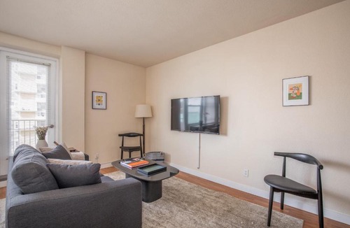 Downtown West Apartment | Cozy DT Studio with Balcony by Zencity