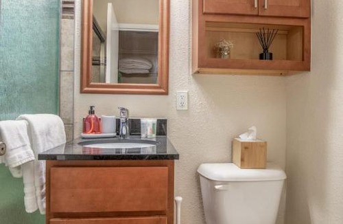 Downtown West Apartment | Cozy DT Studio with Balcony by Zencity