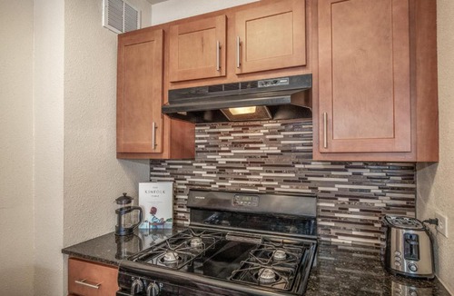 Downtown West Apartment | Cozy DT Studio with Balcony by Zencity