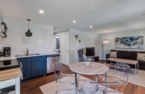 Rosedale House | Cozy Duplex | 4 Bedrooms | Large Backyard | 29/3
