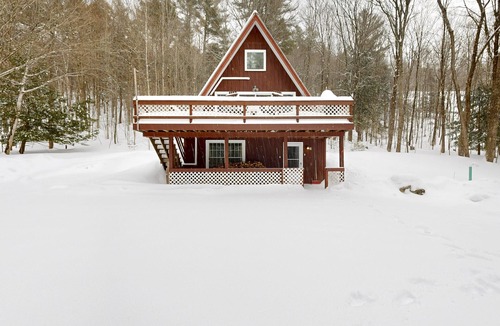 Ludlow House | Cozy duplex, first floor unit w/kitchen, shared fire pit, lake access, wifi, TV