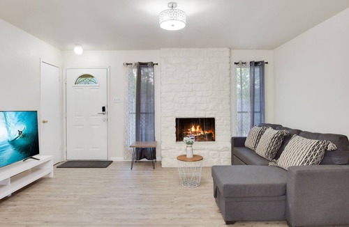 Scofield Farms House | Cozy duplex home close to domain- Great location