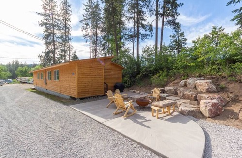 Valley House | Cozy Duplex Unit - Beautiful Lake Views!