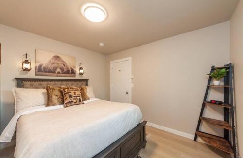 Valley House | Cozy Duplex Unit - Beautiful Lake Views