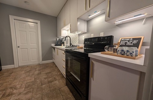 Jacksonville House | Cozy Duplex w/Projector, Pool Table & Workspace