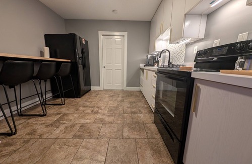 Jacksonville House | Cozy Duplex w/Projector, Pool Table & Workspace