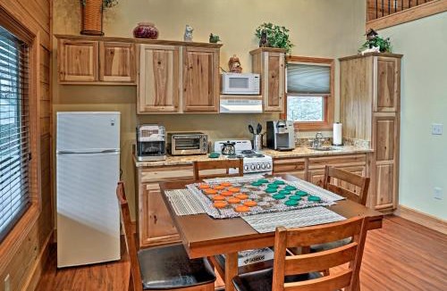 East Bernstadt House | Cozy East Bernstadt Cabin w/Porch + Fishing Lake!