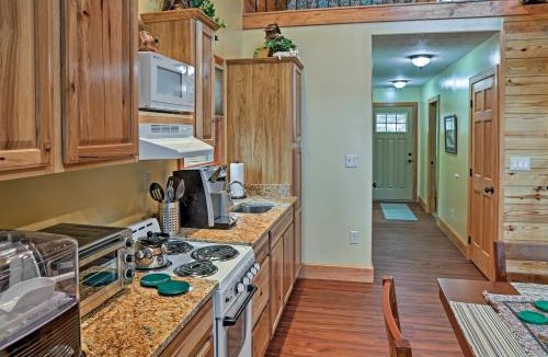 East Bernstadt House | Cozy East Bernstadt Cabin w/Porch + Fishing Lake!