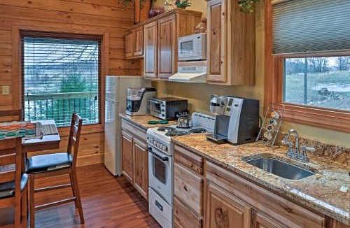 East Bernstadt House | Cozy East Bernstadt Cabin w/Porch + Fishing Lake!