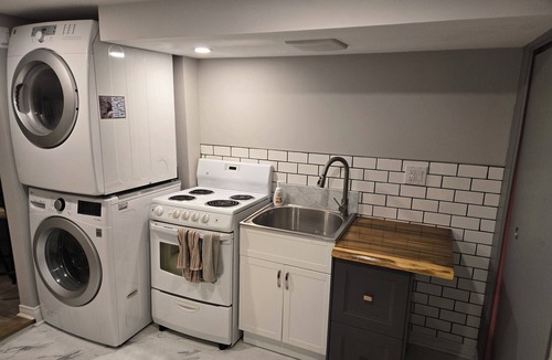 Belleville Apartment | COZY EAST HILL