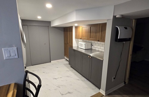Belleville Apartment | COZY EAST HILL