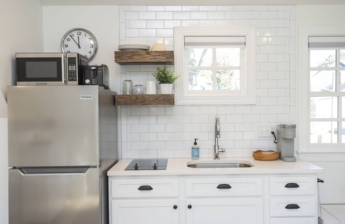 Historic Edgefield House | Cozy East Nashville King Studio | Walk to Five Points & Nissan Stadium