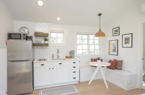 Historic Edgefield House | Cozy East Nashville King Studio | Walk to Five Points & Nissan Stadium