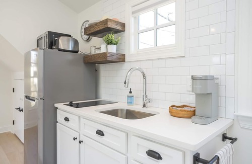 Historic Edgefield House | Cozy East Nashville King Studio | Walk to Five Points & Nissan Stadium