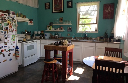 Troy Grove House | Cozy & eclectic bungalow 20 minutes from Starved Rock & Matthiessen Park