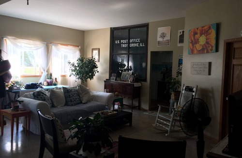 Troy Grove House | Cozy & eclectic bungalow 20 minutes from Starved Rock & Matthiessen Park