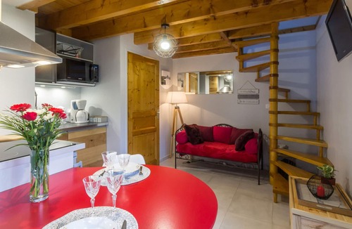 Beauchamps Cottage | Cozy eco-friendly gite for 5, private garden, wooded setting, parking included