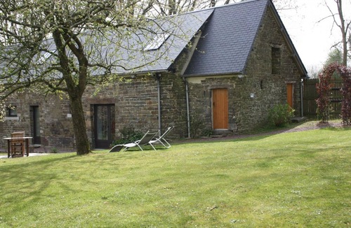 Beauchamps Cottage | Cozy eco-friendly gite for 5, private garden, wooded setting, parking included