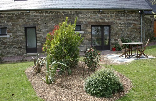 Beauchamps Cottage | Cozy eco-friendly gite for 5, private garden, wooded setting, parking included