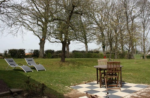 Beauchamps Cottage | Cozy eco-friendly gite for 5, private garden, wooded setting, parking included