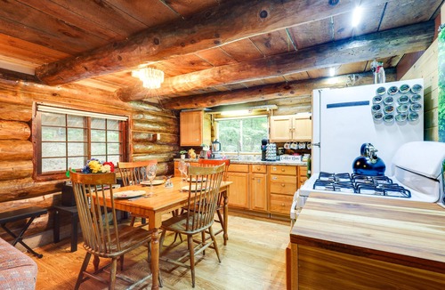 Elizabethtown Cabin | Cozy Elizabethtown Cabin w/Fire Pit!