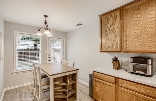 Lincoln Park Apartment | Cozy Entire 1st & 2nd Floor Apartment w/Amenities