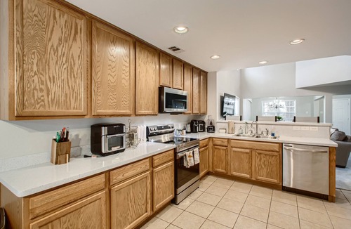 Lincoln Park Apartment | Cozy Entire 1st & 2nd Floor Apartment w/Amenities