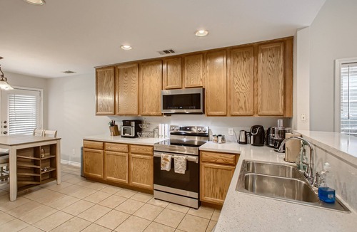 Lincoln Park Apartment | Cozy Entire 1st & 2nd Floor Apartment w/Amenities
