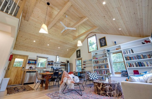 Luray House | Cozy European Cottage at Lake Arrowhead near Shenandoah National Park entrance