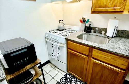 Oak Park Apartment | Cozy Extended Stay: King Bed/Fully Equipped/Train