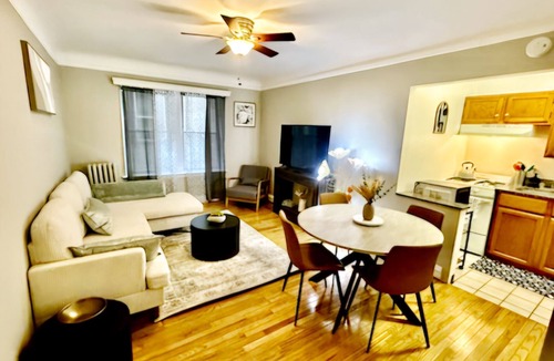 Oak Park Apartment | Cozy Extended Stay: King Bed/Fully Equipped/Train