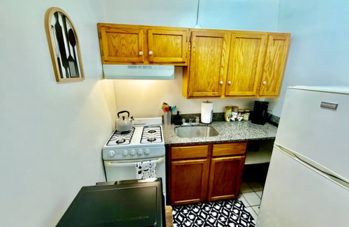 Oak Park Apartment | Cozy Extended Stay: King Bed/Fully Equipped/Train
