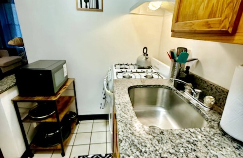 Oak Park Apartment | Cozy Extended Stay: King Bed/Fully Equipped/Train