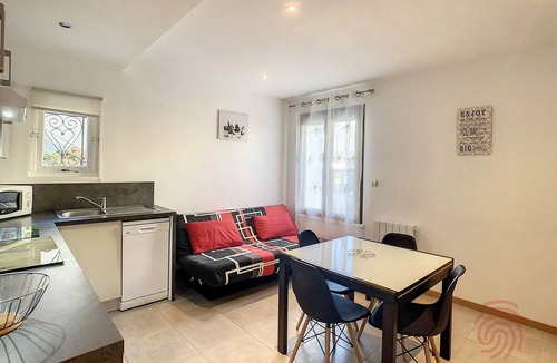 Lamalou-les-Bains Apartment | Cozy F2 in Lamalou-les-Bains, 150m from Thermal Baths, Pet Friendly, Free Parking, WiFi