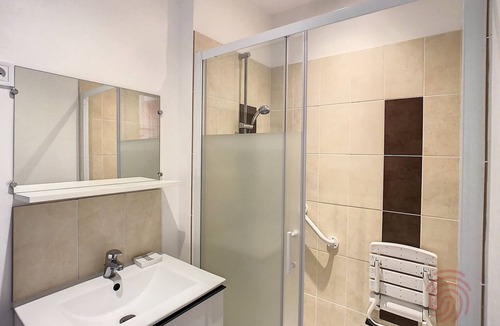 Lamalou-les-Bains Apartment | Cozy F2 in Lamalou-les-Bains, 150m from Thermal Baths, Pet Friendly, Free Parking, WiFi