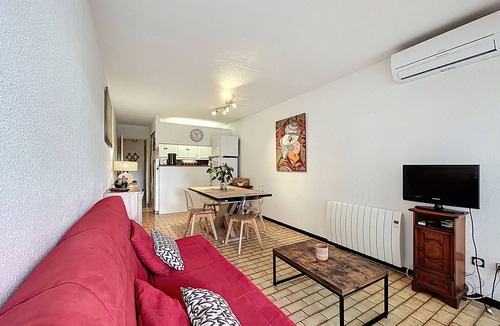 Carnon-Plage Apartment | Cozy F2 with Parking, A/C, WiFi - Steps from the Beach
