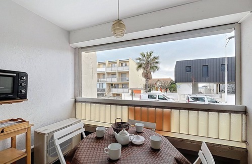 Carnon-Plage Apartment | Cozy F2 with Parking, A/C, WiFi - Steps from the Beach
