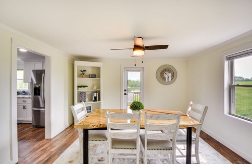 Fair Play House | Cozy Fair Play Home w/Deck 4 Mi to Lake Hartwell!