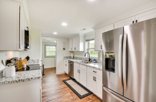 Fair Play House | Cozy Fair Play Home w/Deck 4 Mi to Lake Hartwell!