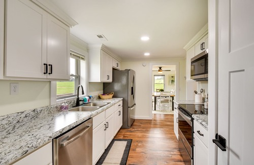 Fair Play House | Cozy Fair Play Home w/Deck 4 Mi to Lake Hartwell!