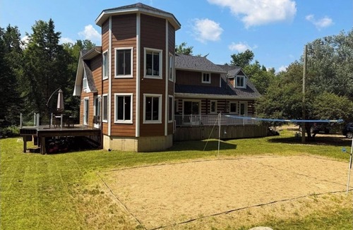Amherst Ski Chalet | Cozy Fall Waterfront Chalet w/Spa and Beach Volleyball. Near Mont-Tremblant