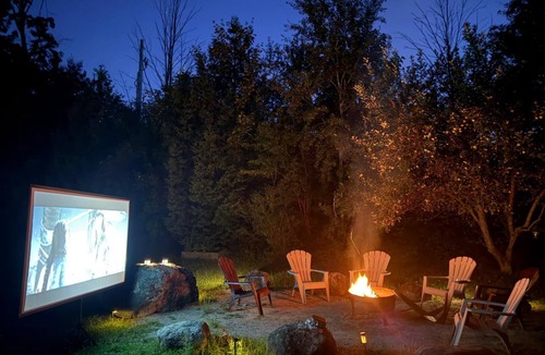 Halton Hills House | Cozy Family Acton Retreat Backyard fun