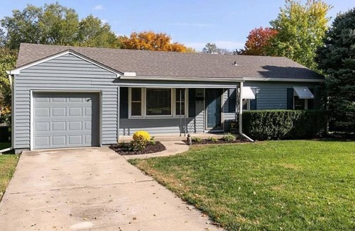 Overland Park House | ~Cozy & Family Friendly Home~ Game Room | Self Check-in | FAST WiFi|