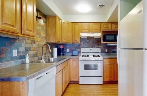 Warrens Cabin | Cozy Family Friendly Green Cabin Unit A
