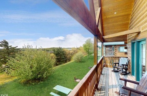 Warrens Cabin | Cozy Family Friendly Green Cabin Unit A