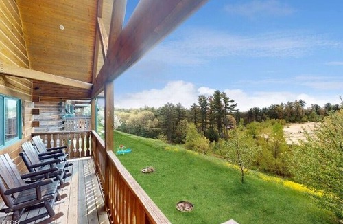 Warrens Cabin | Cozy Family Friendly Green Cabin Unit A