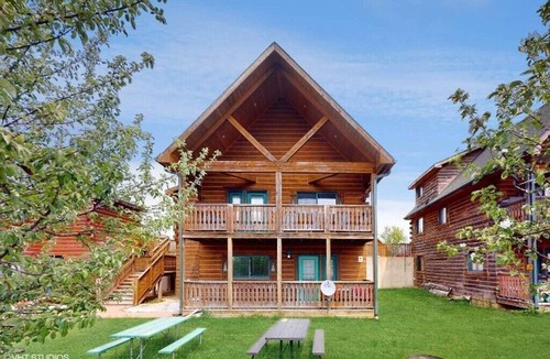 Warrens Cabin | Cozy Family Friendly Green Cabin Unit A